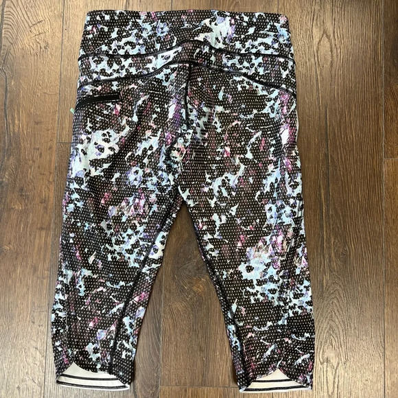 Lululemon Top Speed Crop *Full-On luxe
Floral Sport Tranquil Blue Mul/Blk SZ 8 - Picture 3 of 7
